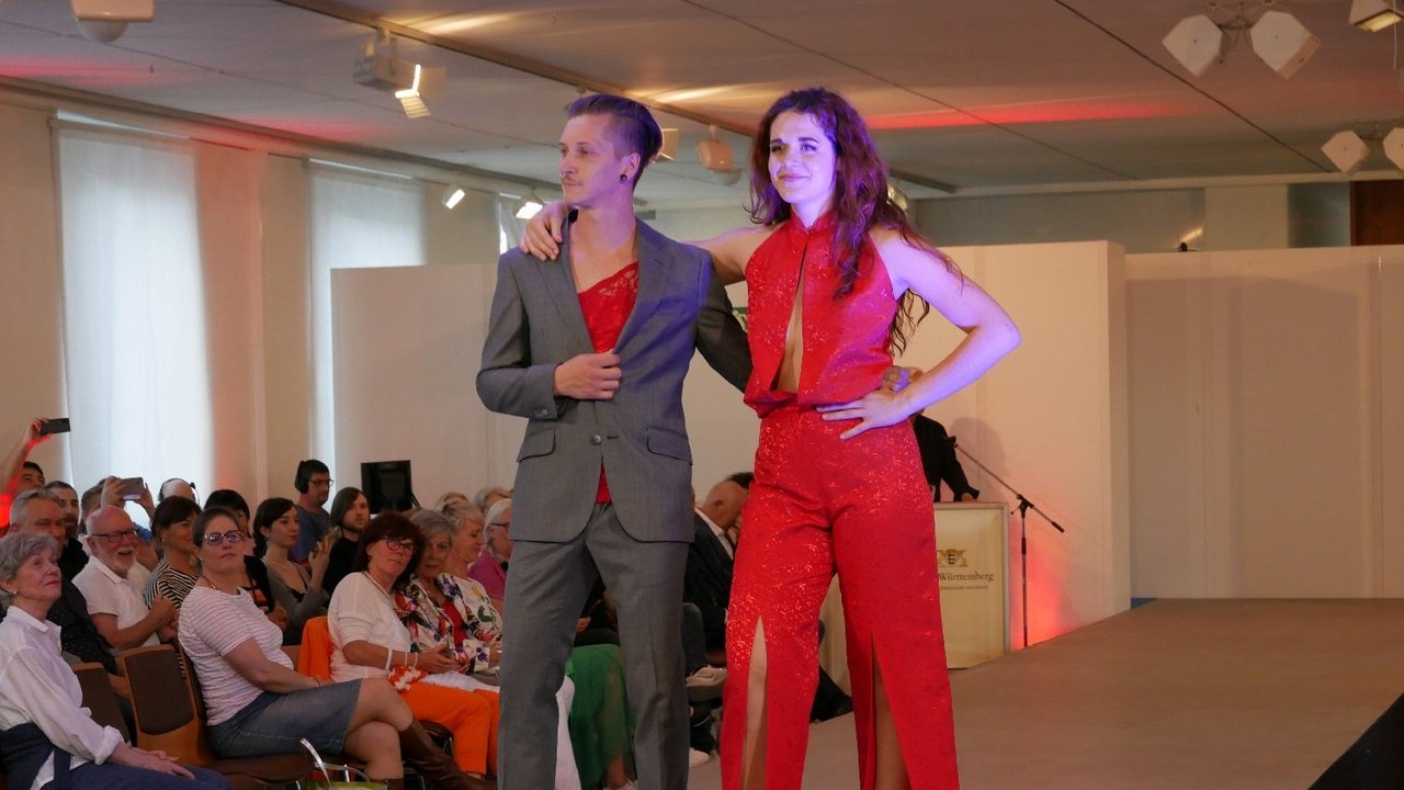 Bei der Modenschau am 6. Juni wurden ausgewählte Kreationen von sieben Ateliers aus der Schneiderinnung Pforzheim – Karlsruhe präsentiert. Models präsentieren sich auf dem Laufsteg.
