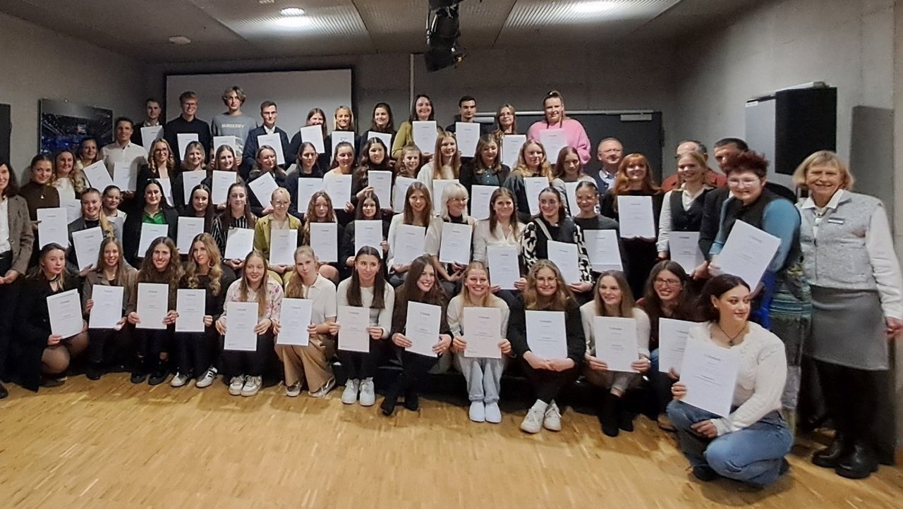 Bild Urkundenüberreichung Pferdewirtin-Pferdewirt