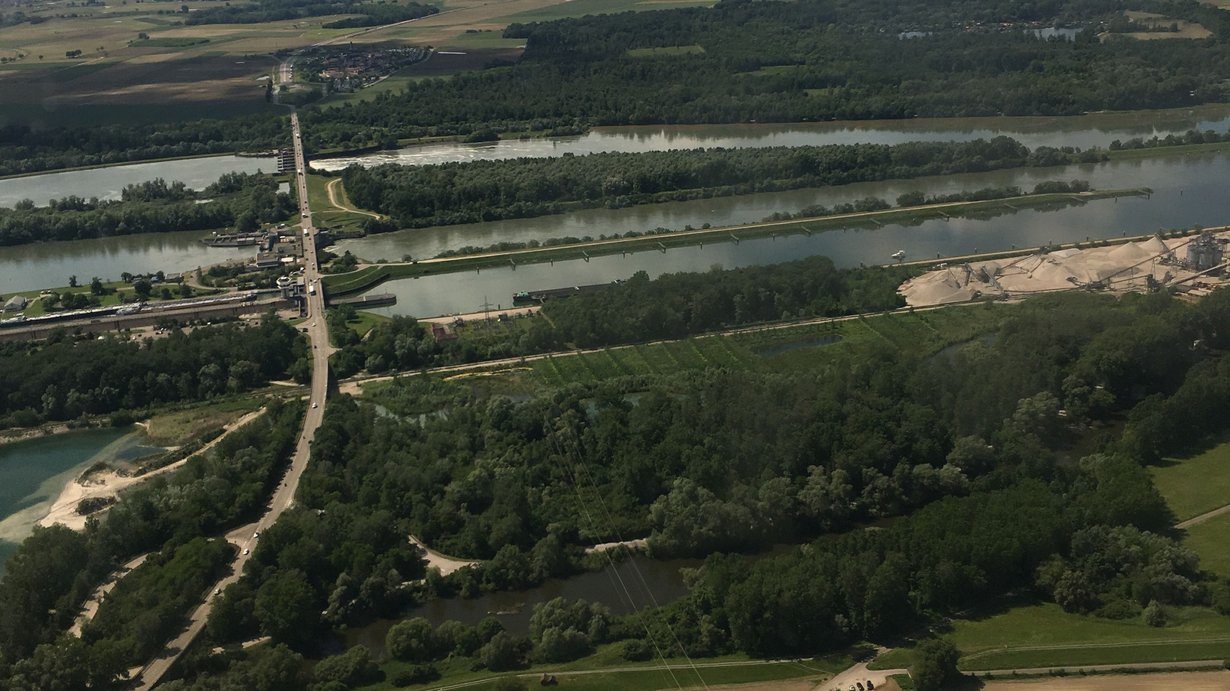 Luftaufnahme der Rheinquerung bei der Staustufe Iffezheim/Roppenheim. Die B 500 verbindet hier Baden-Württemberg mit dem Elsass und quert den Rhein sowie die Anlagen der Staustufe. 