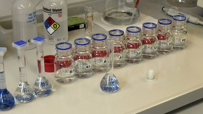 Mehrere Reagenzgläser auf einem Tisch im Labor