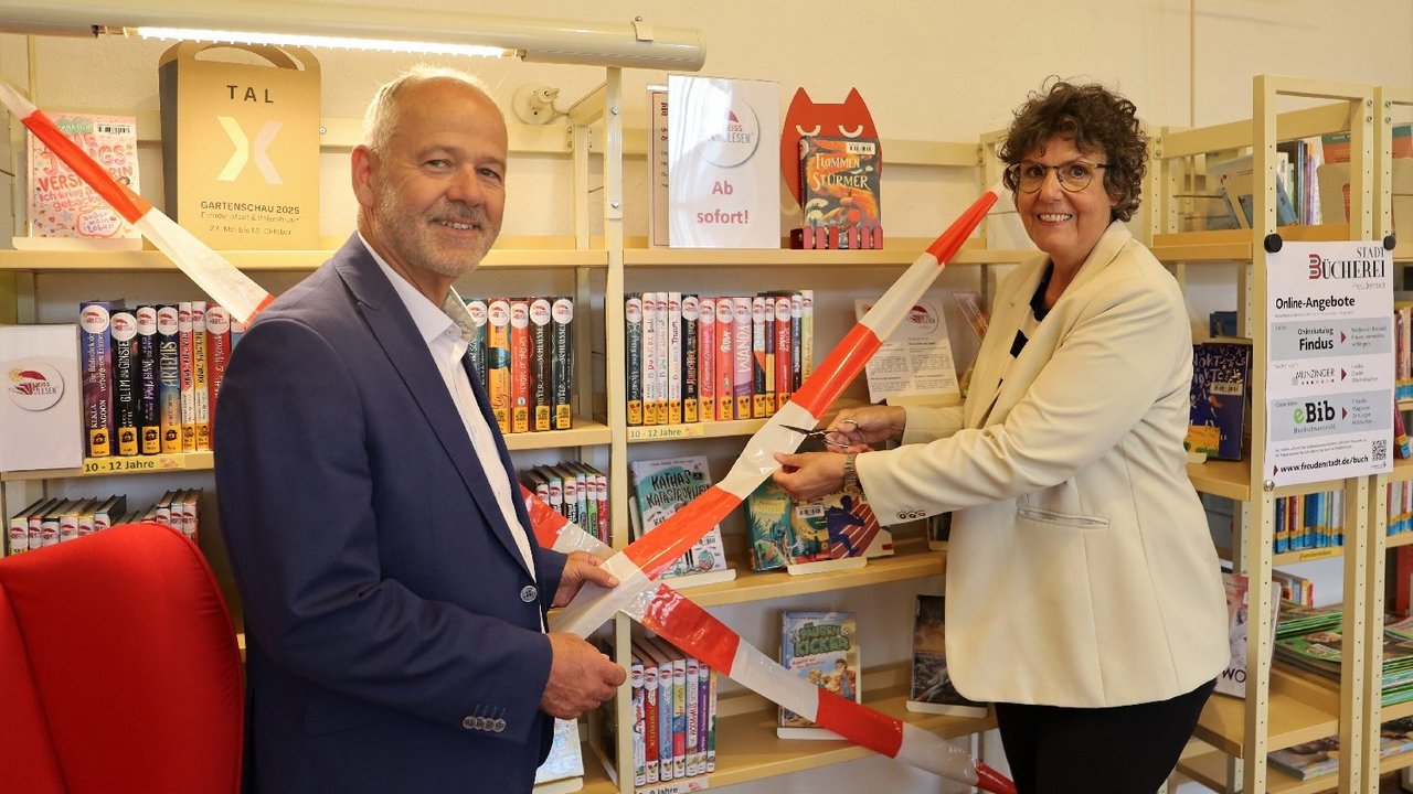 Auf diesem Bild sehen Sie die Regierungspräsidentin Sylvia M. Felder und Bürgermeister Wolfgang Fahrner bei der Bücherfreigabe für die diesjährige HEISS AUF LESEN-Aktion 