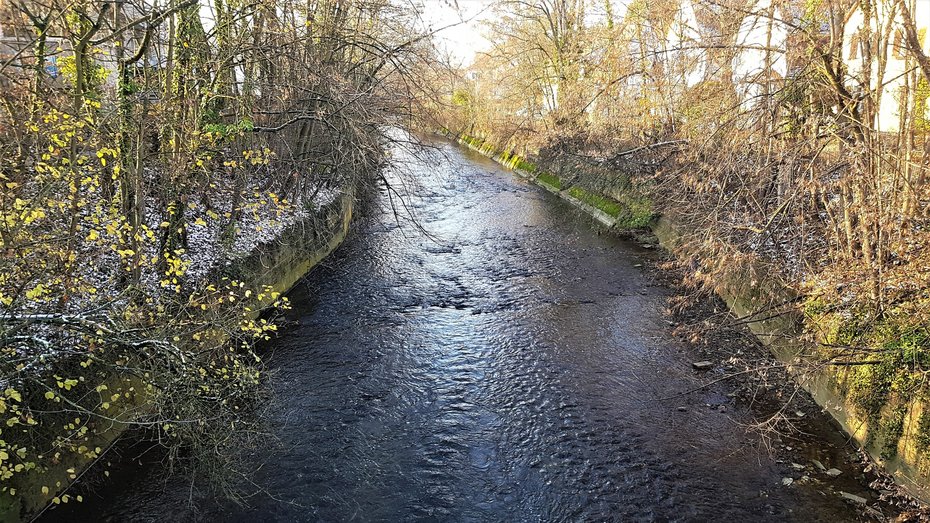 Blick flussabwärts der Pfinz in Grötzingen von der Brücke Oberaus, Dezember 2023