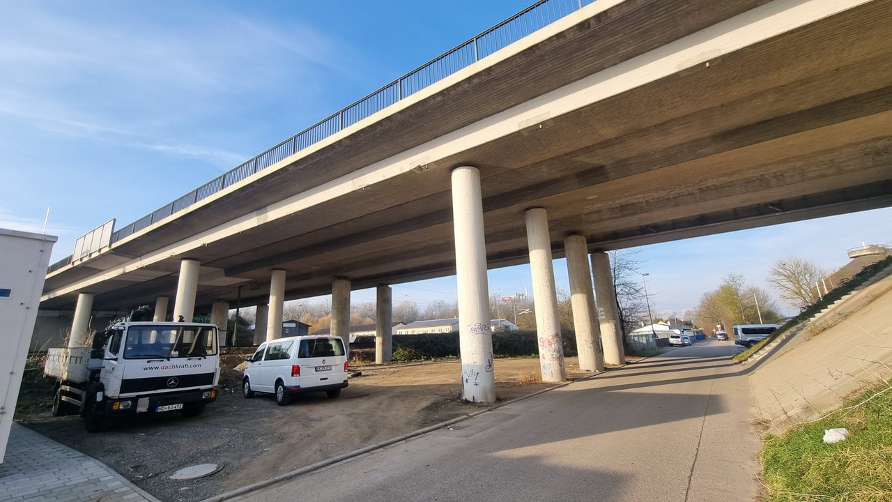 Auf diesem Foto sehen Sie die Bahnbrücke in Sinsheim. 