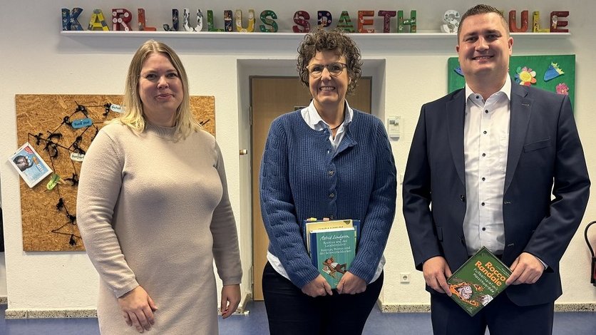 Schulleiterin Lisa Reinhardt, Regierungspräsidentin Sylvia M. Felder, Bürgermeister Toni Hoffarth, Steinmauern; Bilderechte beide Bilder Karl-Julis-Späth-Schule