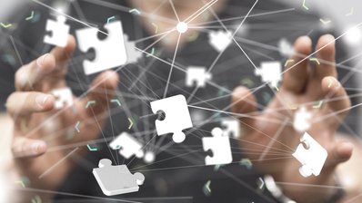 Weiße, miteinander vernetzte Puzzleteile