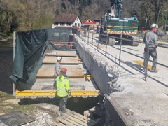 Auf diesem Bild sehen Sie die Errichtung des Traggerüstes für den Abbruch des Überbaus