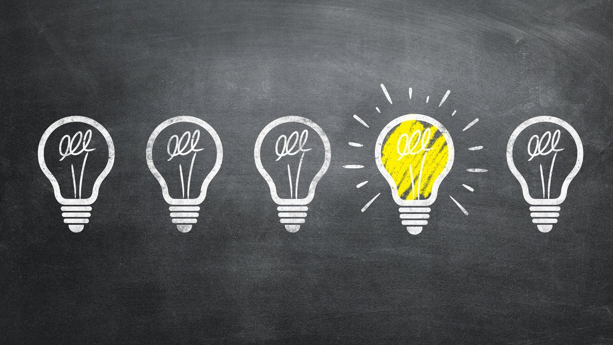 Kontur von fünf gezeichnete Glühbirnen in einer Reihe auf schwarzem Hintergrund. Eine Glühbirne ist gelb ausgefüllt (leuchtet).