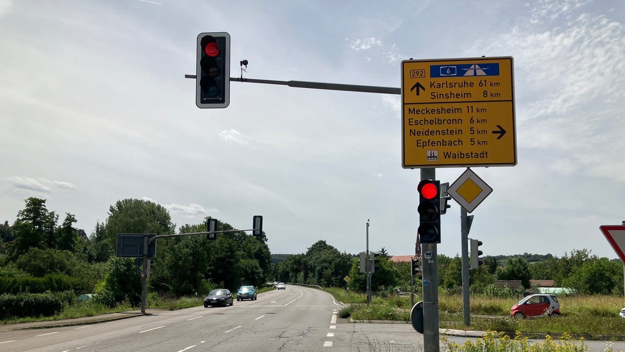 Abzweig der Bundesstraße 292 und Landesstraße 549 bei Waibstadt. Schäden an der Straßenoberfläche.