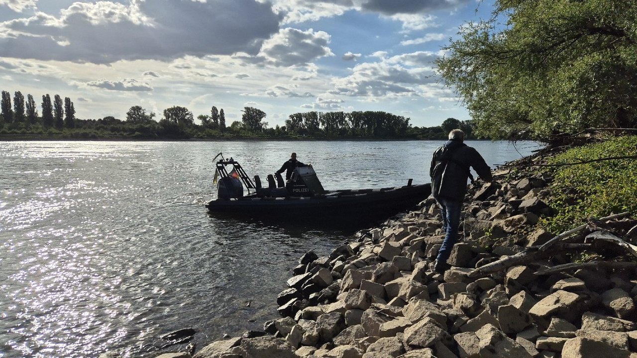 Fischereiaufsicht bei Kontrollen in Mannheim Auf diesem Bild sehen Sie die Fischereiaufsicht an Gewässern in und um Mannheim.