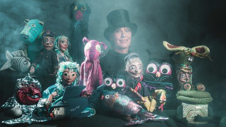 Marionetten und eine Puppenspielerin Bild zeigt Marionetten und eine Puppenspielerin