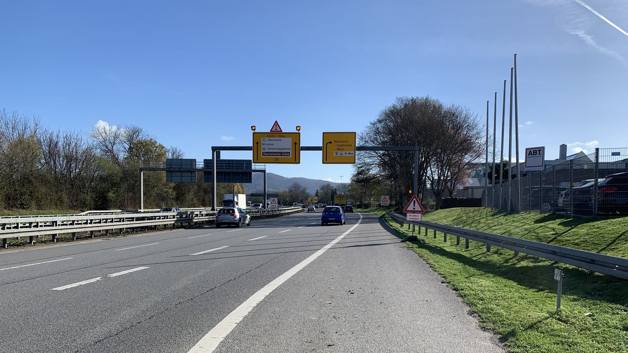 Das Bild zeigt den Blick vom Fahrbahnrand auf die Bundesstraße 38 in Fahrtrichtung Fürth/ Odenwald. Es fahren Autos auf mehreren Fahrstreifen in beide Richtungen.